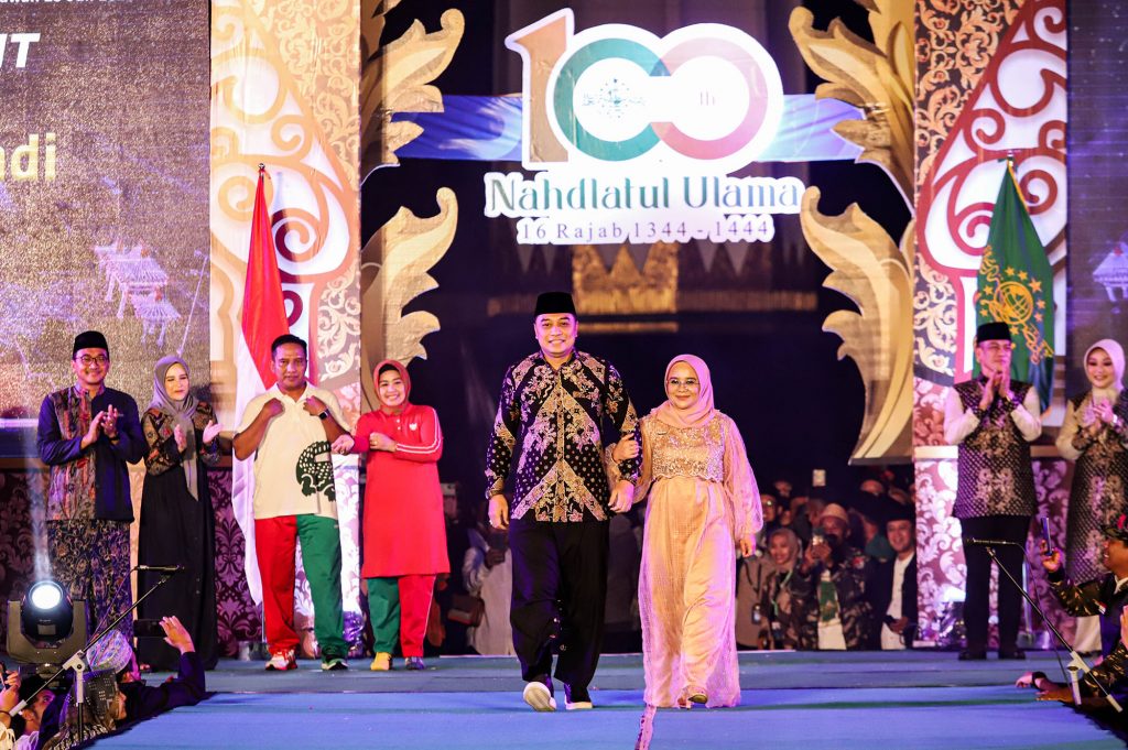Wali Kota Eri Cahyadi dan Rini Indriyani  Peragakan Busana karya Desainer Muda NU Di Kick Off 1 Abad Nahdlatul Ulama 
