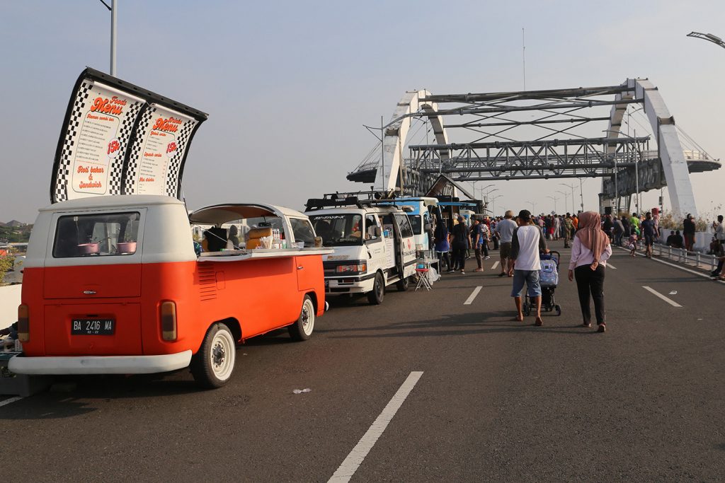 Food Truck hingga Pembagian Doorprize, Ramaikan Puncak Peringatan Harkopnas ke-75 di Jembatan Suroboyo