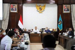 Bersama Tim Ahli, Wali Kota Eri Cahyadi Bahas Capaian Layanan Kepala PD dan Camat