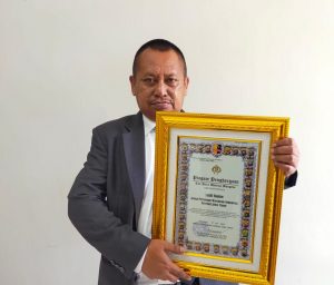Ketua PWI Jatim dapat Penghargaan Tan Hana Dharma Mangrva dari Kapolda Jatim