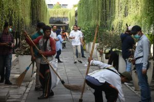 Wali Kota Eri Cahyadi Gelar Giat Bersih-bersih di Lorong Belakang Balai Kota
