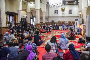 Gaduh! Warga Emosional Saat Adukan Masalah Apartemen di Acara ‘Sambat Nang Cak Eri’