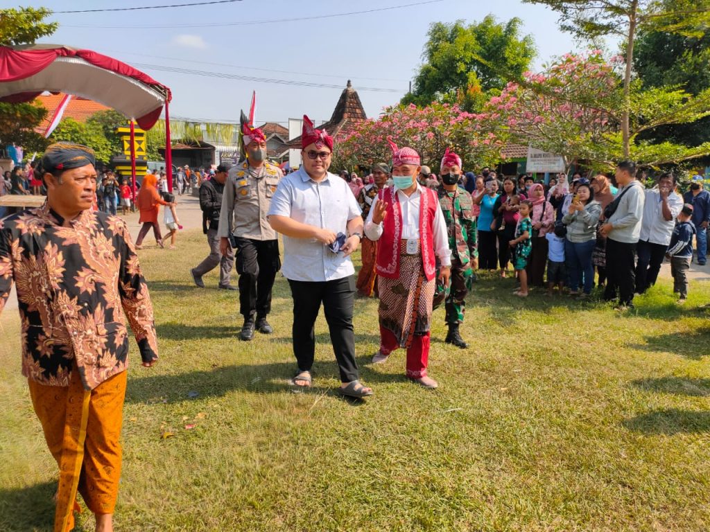 Tim Kemanan Polri, TNI dan Satpol-PP Kawal Kirab Budaya 1 Suro di Desa Pamenang Kediri 