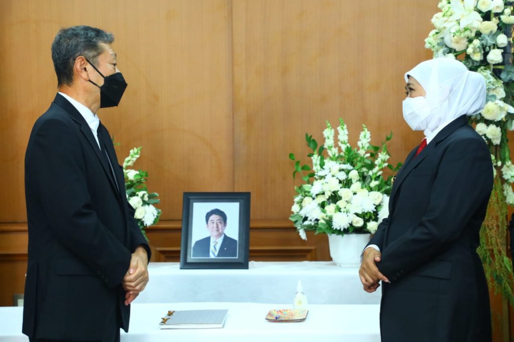 Gubernur Khofifah Sampaikan Duka Cita atas Wafatnya Mantan Perdana Menteri Jepang Shinzo Abe