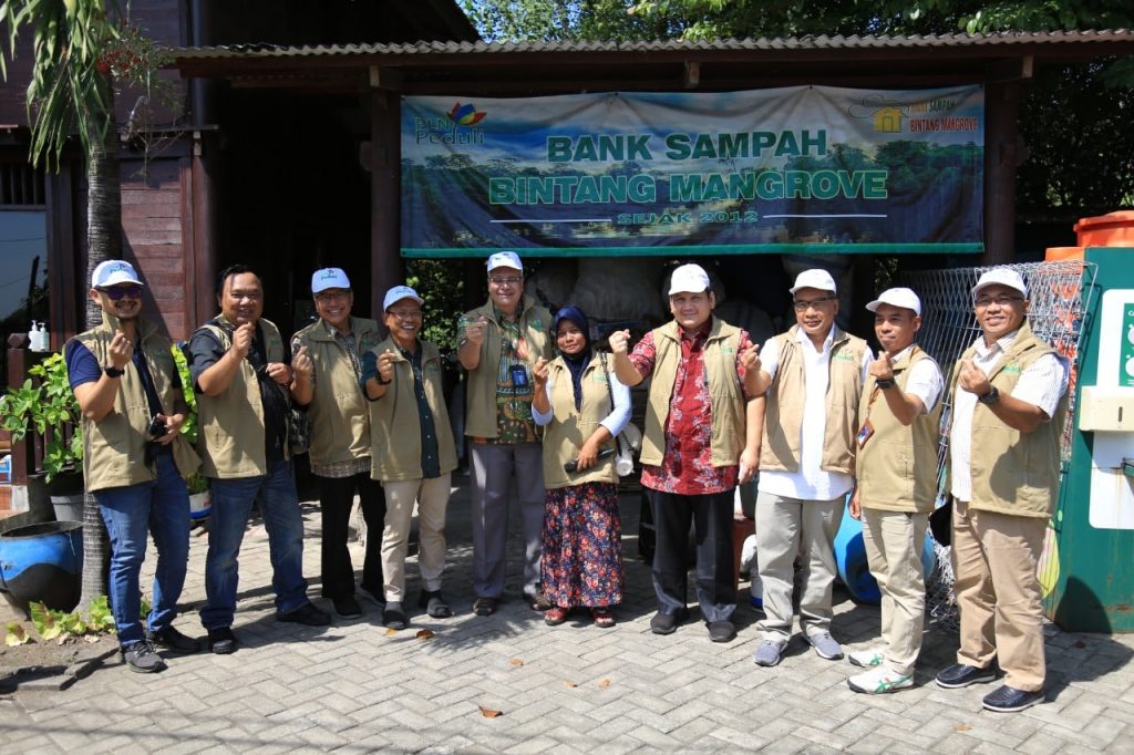 Komisaris PLN Tinjau Bank Sampah Binaan PLN di Pesisir Surabaya