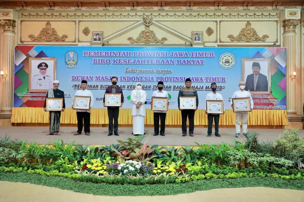 Serahkan Penghargaan DMI 2022 Sejumlah Masjid Jatim