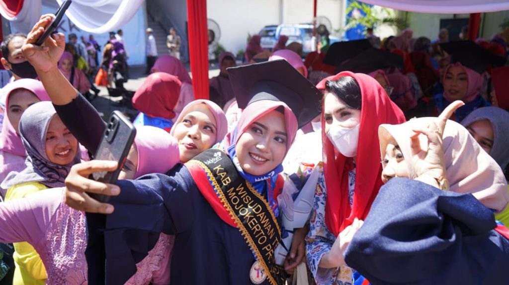 Mewisuda Lulusan SOTH, Arumi Harapkan Wisudawan Jadi Pioneer Kepengasuhan Terbaik Indonesia