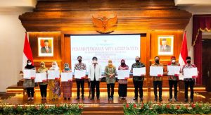 Gubernur Khofifah Raih Penghargaan Gugus Tugas Gerakan Nasional Revolusi Mental Dari Kemendagri