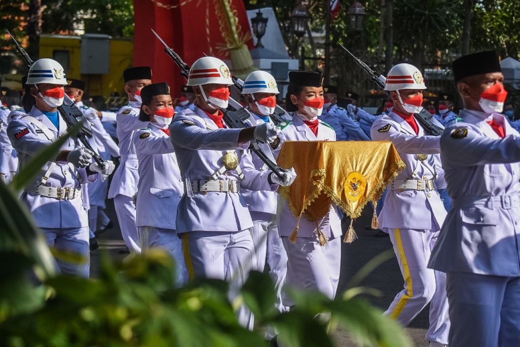 Pembawa Baki Bendera Upacara HUT ke – 77 RI di Balai Kota Surabaya adalah Siswi Keturunan Tionghoa