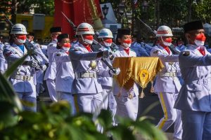 Pembawa Baki Bendera Upacara HUT ke – 77 RI di Balai Kota Surabaya adalah Siswi Keturunan Tionghoa