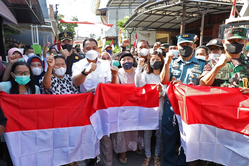 Wali Kota Eri Cahyadi Bagikan Ribuan Bendera ke Warga Jelang HUT Kemerdekaan RI