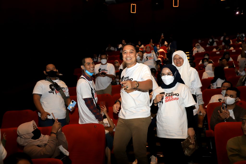 Begini Keseruan Wali Kota Eri Cahyadi Nobar ‘Film Koesno’ bersama Ratusan Warga Surabaya