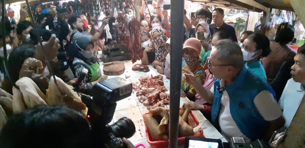 Kunjungi Pasar Dukuh Kupang, Mendag Sebut Harga Bahan Pokok Rata-Rata Sudah Stabil