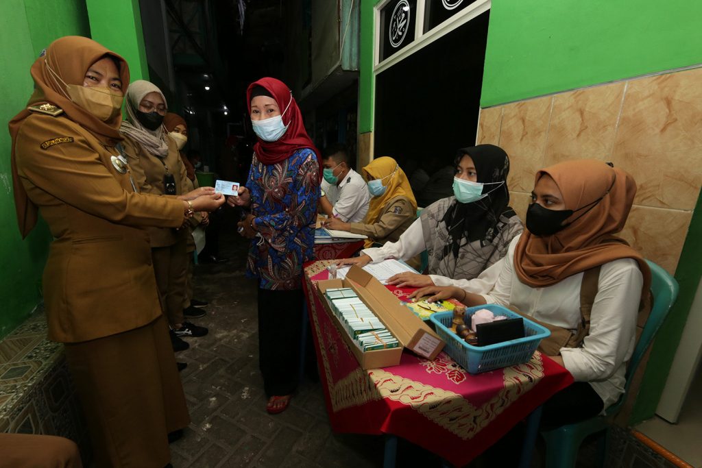 Camat dan Lurah Buka Pelayanan Sayang Warga di Balai RW Serentak se-Surabaya