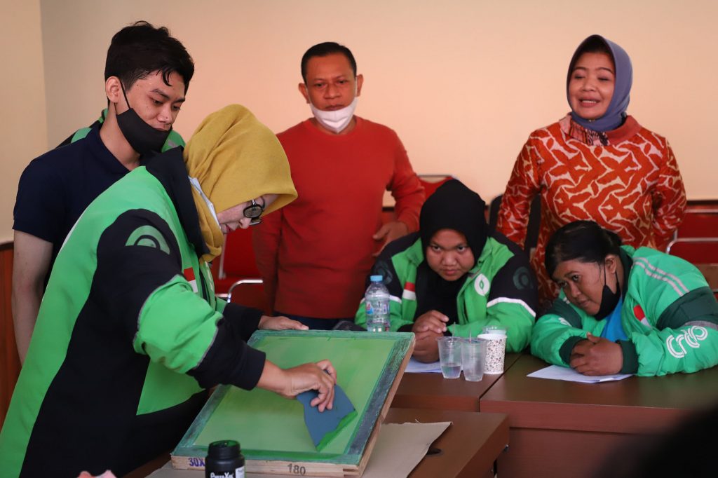 Pemkot Surabaya beri Pelatihan Sablon untuk Pengemudi Ojol Perempuan