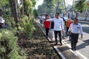 Jaga Keindahan Taman Tengah Kota, Wali Kota Eri Cahyadi Cek Penataannya