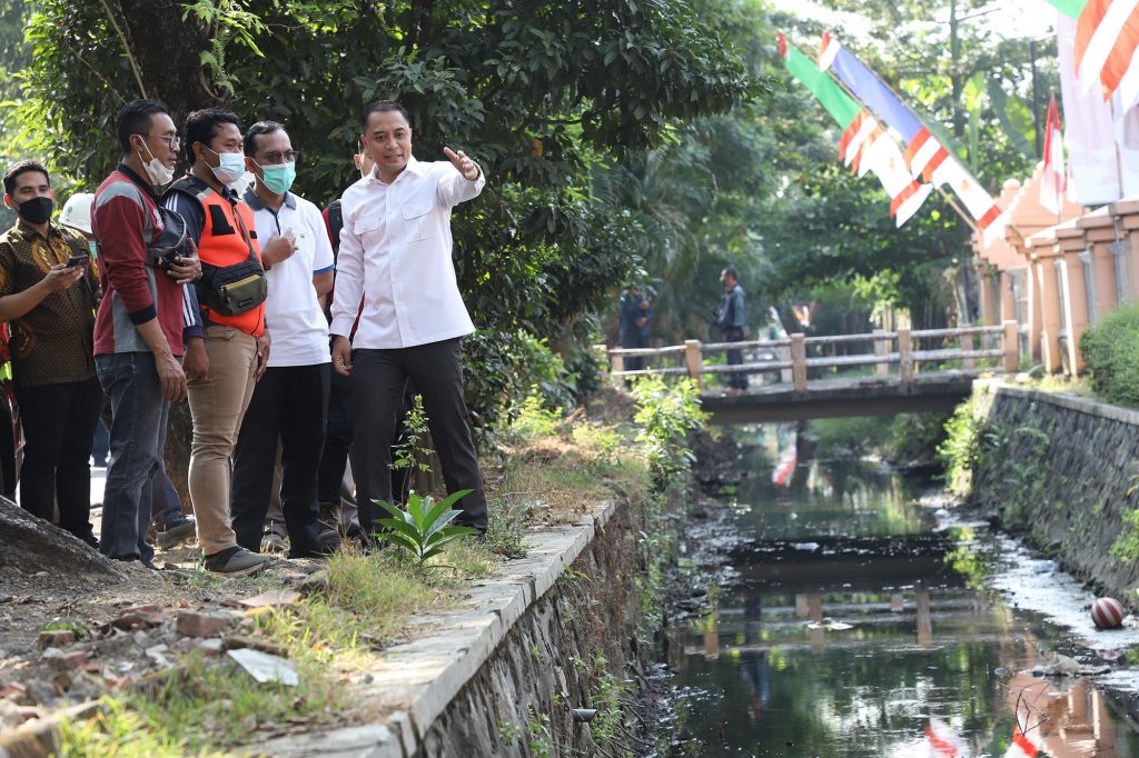 Atasi Banjir di Surabaya, Wali Kota Eri Cahyadi Keliling Tinjau Pengerjaan Saluran Air