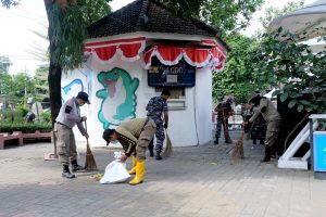 Pemkot Surabaya Kerja Bakti Bersama TNI AL di Sungai Kalimas, Hasilkan 63 Ton Sampah