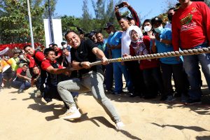 Begini Serunya, Jika Wali Kota Eri Cahyadi Ikut Lomba Tarik Tambang