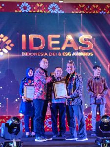 Baru 1,5 Tahun Menjabat, Wali Kota Eri Cahyadi Sudah Dua Kali Raih Penghargaan Pemimpin Terpopuler di Media