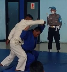Tingkatkan Kemampuan Anggota, Kapolsek Mojoroto Polres Kediri Kota Beri Pelatihan Beladiri Judo