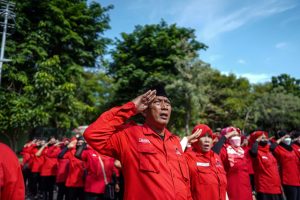 Upacara HUT RI, Kader PDIP Surabaya Kenakan Pakaian Adat dari Berbagai Daerah