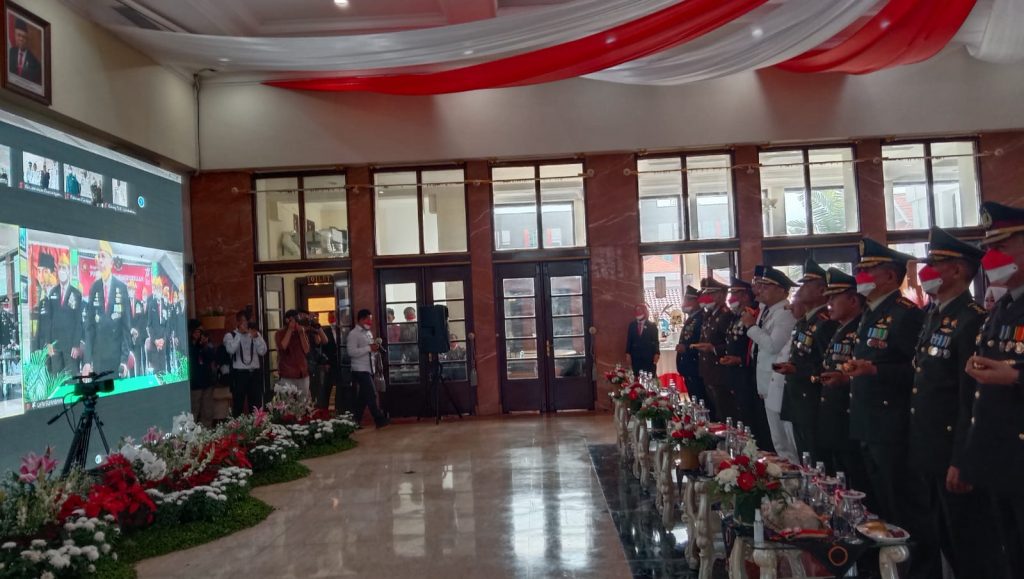 Seusai Upacara HUT ke-77 RI, Wali Kota Eri dan Forkopimda Surabaya Menyapa Veteran dan Warga