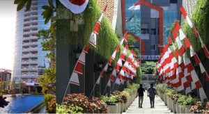 Antusiasme Warga Apartemen Rayakan Hari Kemerdekaan, Pasang Bendera Merah Putih hingga Lantai 55