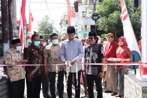 Resmikan Gapura Kemerdekaan di Tandes, Adi Sutarwijono Tekankan Kekuatan Gotong Royong