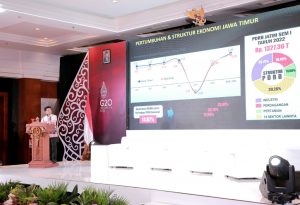 Gubernur Khofifah Beri Hadiah Uang Kertas Baru 350 Guru Penerima Satyalancana Karya Satya