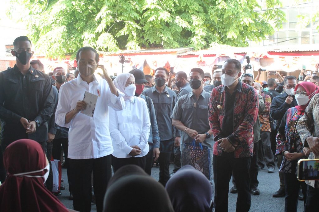 Wali Kota Eri Cahyadi Dampingi Presiden Jokowi Salurkan Bantuan PKH dan BPNT di Pasar Pucang Anom