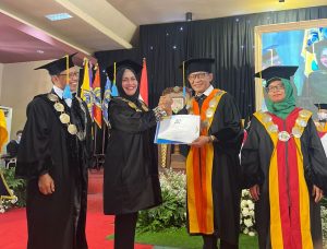 Dies Natalis Unitomo ke 41, Dekan Fikom Ditetapkan sebagai Dosen Inovatif dan Pendukung Penyelanggaraan Smart Campus