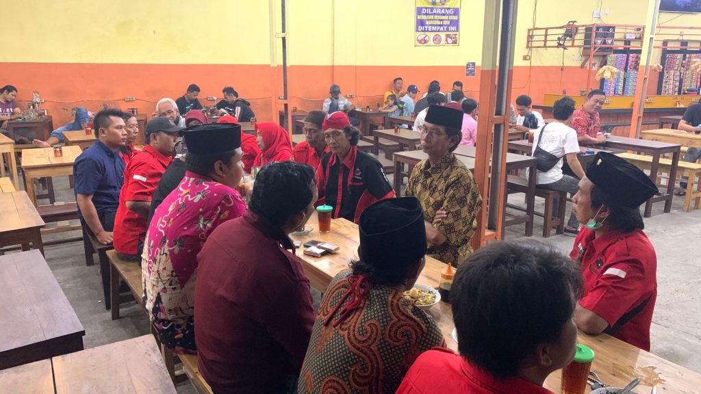 Ngobrol Gayeng di Warkop, Pengurus Ranting PDIP Krembangan Disambangi Ketua DPRD Surabaya   