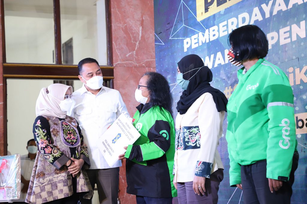 Tingkatkan Ekonomi Keluarga, Pemkot Surabaya Beri Pelatihan dan Fasilitasi 246 Pengemudi Ojol Perempuan