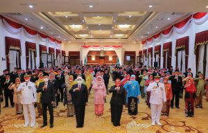 Sematkan Satyalancana Karya Satya Guru SMA/SMK Jatim, Gubernur Khofifah: Mari Kita Lahirkan Anak  Didik Yang Pinter dan Bener