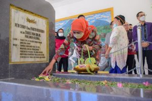 Ziarah ke Makam Tuanku Imam Bonjol dan Kyai Modjo, Gubernur Khofifah Ajak Kuatkan Nasiolisme