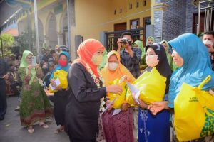 Blusukan ke Kampung Bulak Banteng, Gubernur Khofifah Semarakkan Perayaan HUT Kemerdekaan Bersama Masyarakat