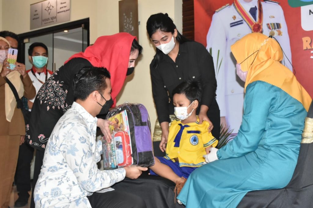 Launching BIAN Jatim, Wagub Emil Minta Orang Tua Tak Ragu Ajak Anaknya Imunisasi