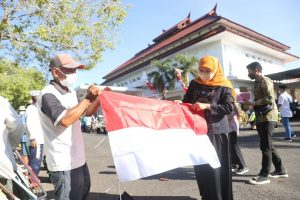 Gubernur Khofifah Berbagi Bendera Merah Putih dan Sembako pada Ratusan Tukang Becak di Pamekasan