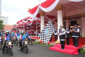 Gubernur Khofifah Lepas Tagana dan TKSK Pembagi Souvenir Kemerdekaan