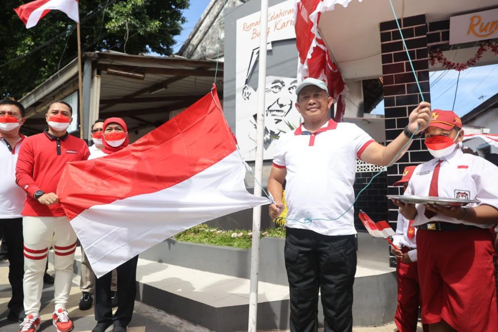 Galakkan Gerakan Berbagi 10 Juta Bendera, Mendagri Tito dan Gubernur Khofifah Kunjungi Tugu Pahlawan dan Rumah Bung Karno