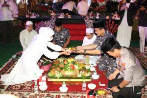 Gubernur Khofifah  Bersama Forkopimda Jatim ‘Muluk’ Bareng Tumpeng Merah Putih