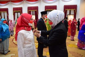 Sematkan Satyalancana Karya Satya, Gubernur Khofifah Ingatkan Pentingnya Moderasi dan Toleransi Untuk Merawat Kebhinekaan