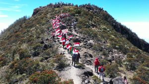 Gubernur Khofifah Apresiasi Tim Ekspedisi 77 Taklukkan Medan Terjal Berhasil Kibarkan 77 Bendera Merah Putih di Puncak Arjuno