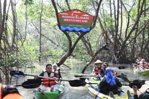 Tawarkan Wahana Berkuda hingga Naik Kano dengan Menyusuri Mangrove, Segini Tarif Romokalisari Adventure Land