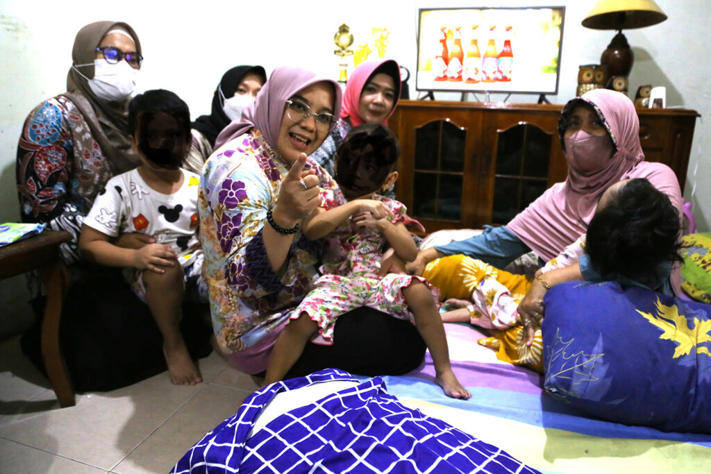 Pemkot Surabaya Bantu Fisioterapi Balita Penderita Lumpuh Otak di Kebraon Praja