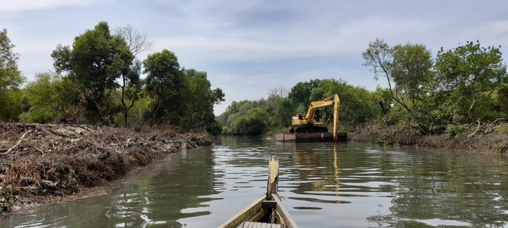 Pemkot Surabaya Lakukan Normalisasi Sungai di Kawasan Mangrove Wonorejo 
