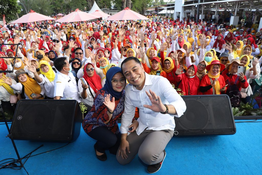 Ribuan Kader Surabaya Hebat Rekreasi Bareng Cak Eri dan Ning Rini di Kenjeran