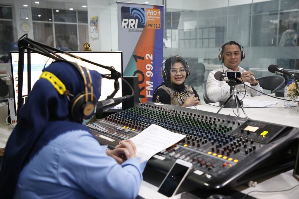 Di Hari Radio Nasional 2022,  Cak Eri Cahyadi dan Ning Rini Jadi Presenter Berita 