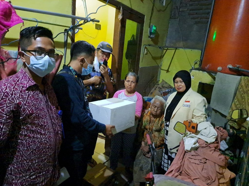 Pemkot Surabaya Gercep Dampingi Nenek yang Disuruh Mengemis oleh Anaknya